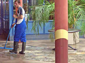 Ebenfalls bei ALBILEX erhältlich eine Vielzahl von Reinigungsgeräten.