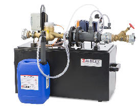 Der Dosierkoffer Komfort für die Injektion des ALBILEX®-SUPER-des in eine Rohrleitung über einen Hydranten.