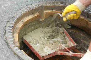 Der Schkolit PM wird einfach ber eine Mrtelschaufel in den Spalt eingepret.